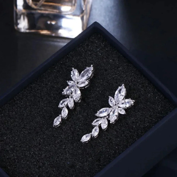 NEW 18k White Gold Diamond Leaf Petal Drop Statement Earrings - Picture 5 of 6